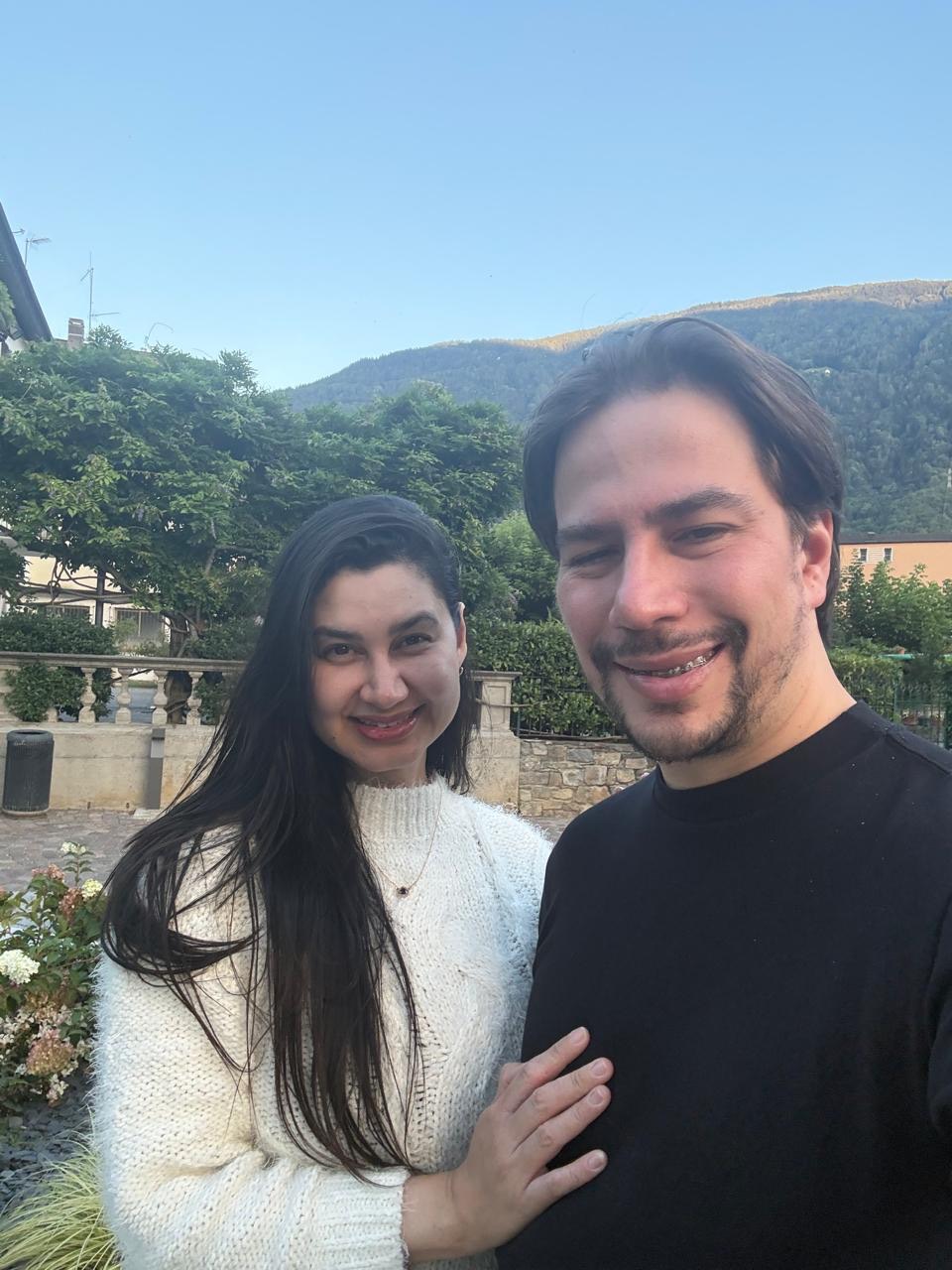 Bruno e Luciana sorrindo juntos em um jardim